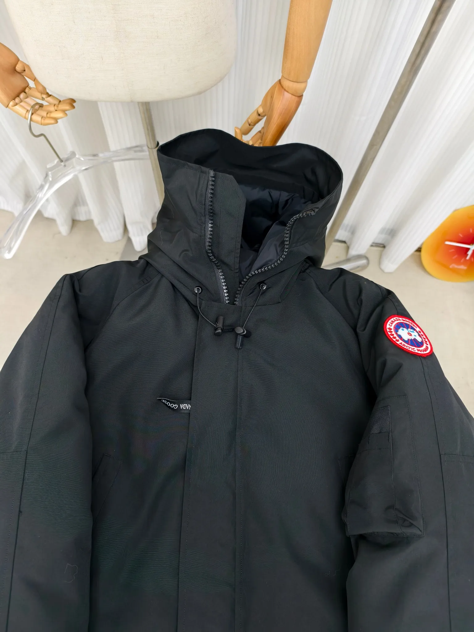 P720 ————2050M model/new 01 model (high version) Canada goose Canada Goose Chilliwack bomber jacket is one of our popular styles. The upgraded version adopts streamlined hood details and improved trimmings. The Chilliwack bomber jacket was originally designed for pilots in the post-war no-man's land in northern Canada. It is durable, warm and easy to move. The inside is filled with white duck down, which has higher thermal insulation performance. Chilliwack's iconic style, enduring popularity, is a popular jacket from Canada Goose. Customize your parka with our variety of interchangeable hood trim accessories to extend the coverage of your hood. Hip-length, the bomber jacket's knitted cuffs and hem are mid-length for freedom of movement. Rib knit cuffs and hem improve fit and seal in heat.  2050M is an upgraded version of the old version 01. Color: black, gray, off-white, navy. Size: XS-2XL